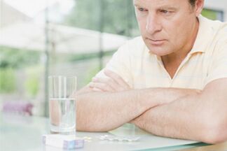 vyras po 50 metų geria tabletes, kad padidintų potenciją